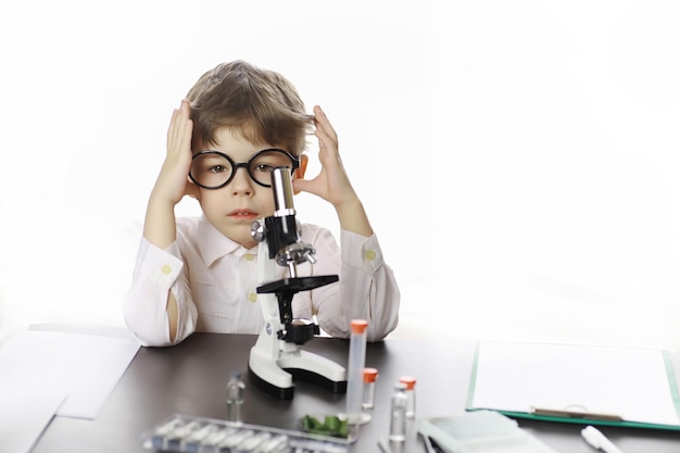 Jeunes scientifiques chimistes. Orientation professionnelle des enfants. Choix du métier. Médecin, assistant de laboratoire, chimiste.