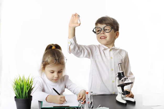 Jeunes scientifiques chimistes. Orientation professionnelle des enfants. Choix du métier. Médecin, assistant de laboratoire, chimiste.