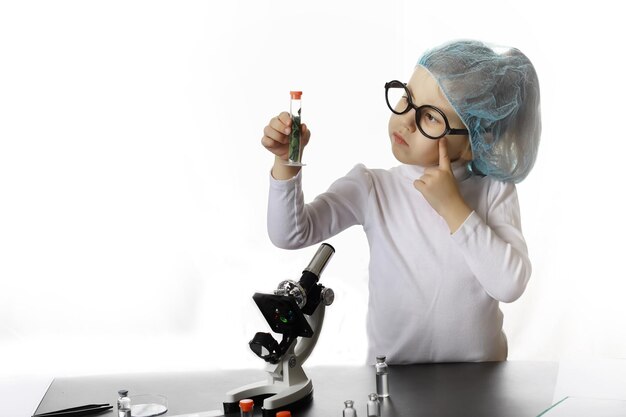 Jeunes scientifiques chimistes. Orientation professionnelle des enfants. Choix du métier. Médecin, assistant de laboratoire, chimiste.