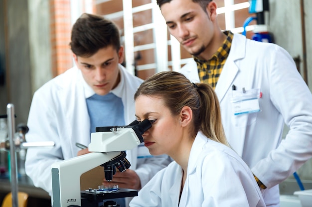 Jeunes scientifiques effectuant une expérience dans un laboratoire.