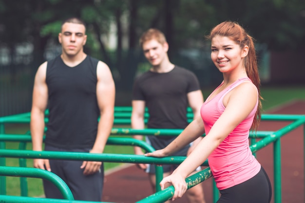 Les jeunes se reposent après un entraînement sur le terrain de sport.