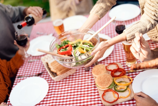 Les jeunes se sont réunis pour un barbecue.