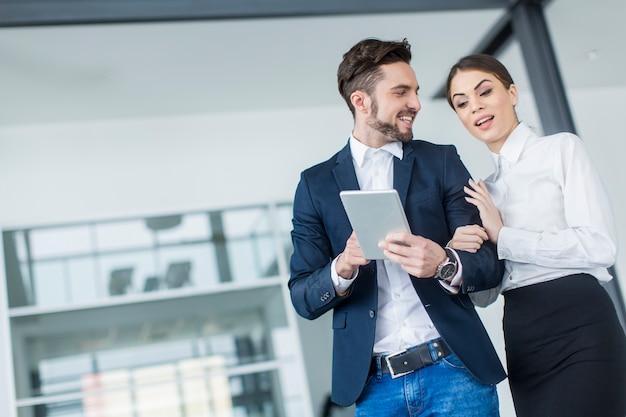 Jeunes avec tablette au bureau