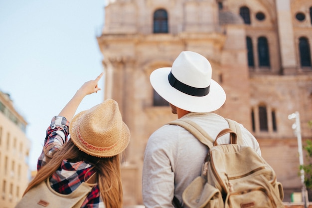 Photo les jeunes touristes découvrent la ville