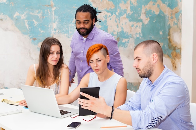 Jeunes travaillant au bureau du grunge