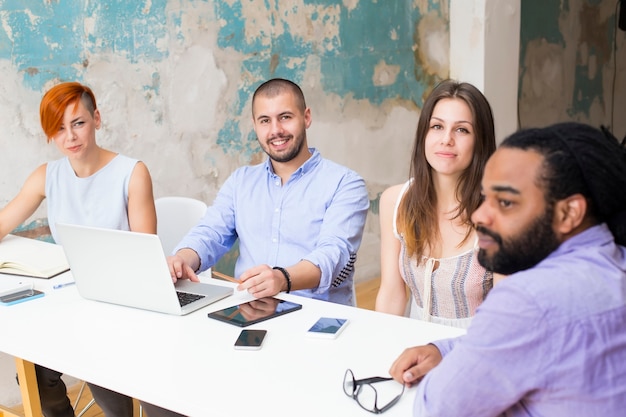 Jeunes travaillant au bureau grunge