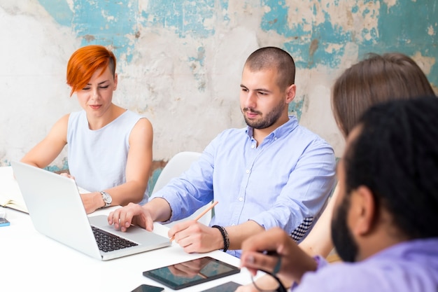 Jeunes travaillant au bureau grunge