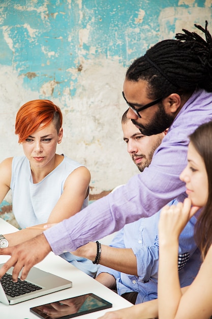 Jeunes travaillant au bureau grunge