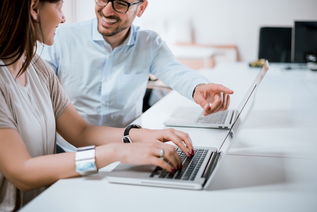 Jeunes travaillant au bureau