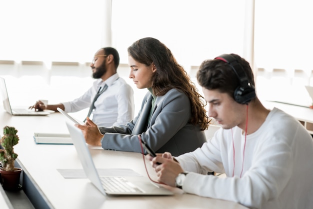 Jeunes travaillant au bureau