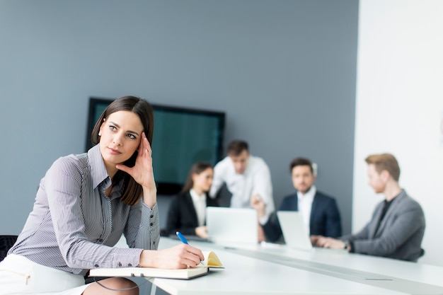 Jeunes travaillant au bureau