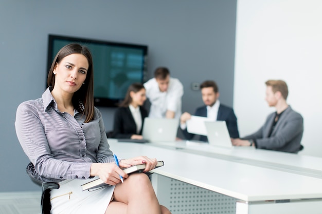 Jeunes travaillant au bureau