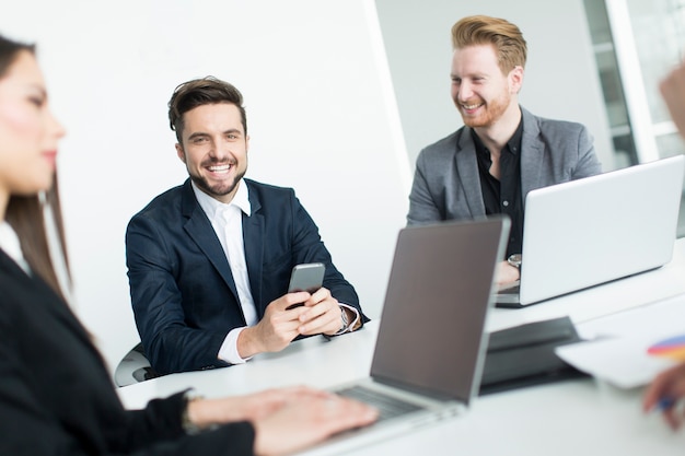 Jeunes travaillant au bureau