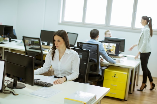 Jeunes travaillant au bureau