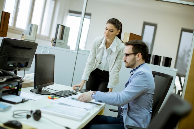 Jeunes travaillant au bureau