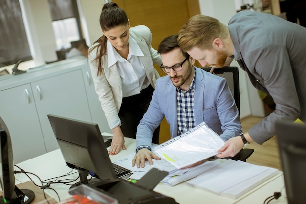 Jeunes travaillant au bureau