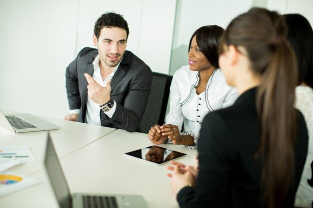 Jeunes travaillant au bureau