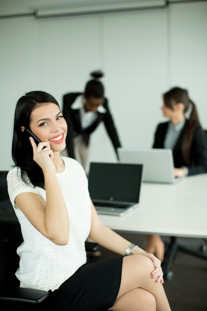 Jeunes travaillant au bureau