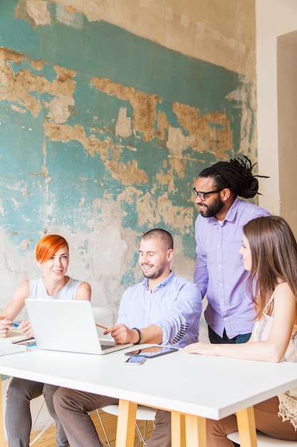 Jeunes travaillant dans le bureau de grunge