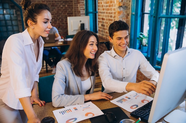 Jeunes travaillant dans un bureau