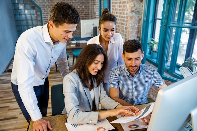 Jeunes travaillant dans un bureau