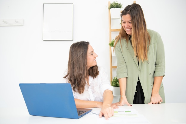 jeunes travailleuses dans leur bureau pendant leurs heures de travail