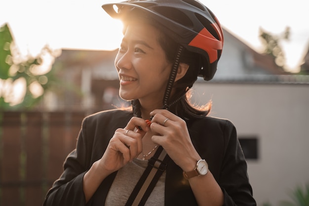 Jeunes travailleuses portant un casque de vélo