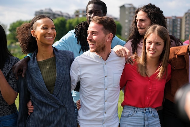 Des jeunes unis de différentes cultures s'amusant à l'extérieur