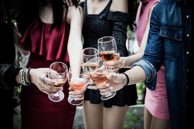 Jeunes avec des verres de whisky à la fête de la nuit.