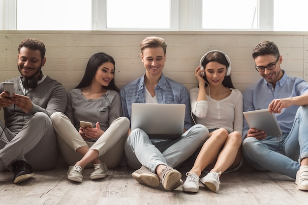 Jeunes En Vêtements Décontractés à L'aide De Gadgets