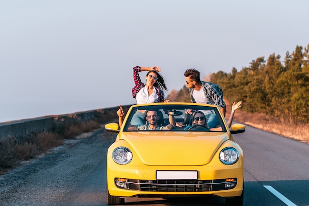 Les jeunes voyagent en cabriolet jaune