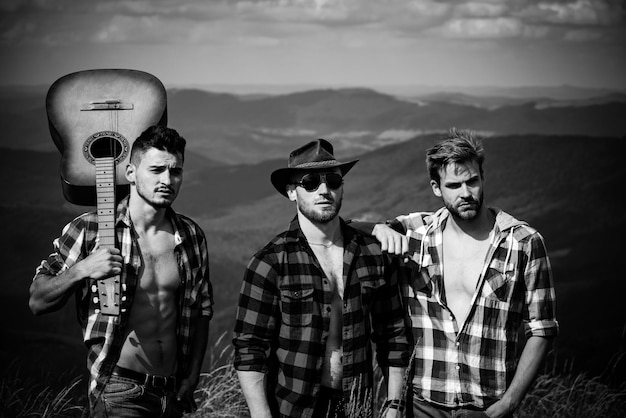 Jeunes voyageurs heureux en randonnée sur le magnifique sentier rocheux lors d'une chaude journée d'été groupe de personnes gitanes h