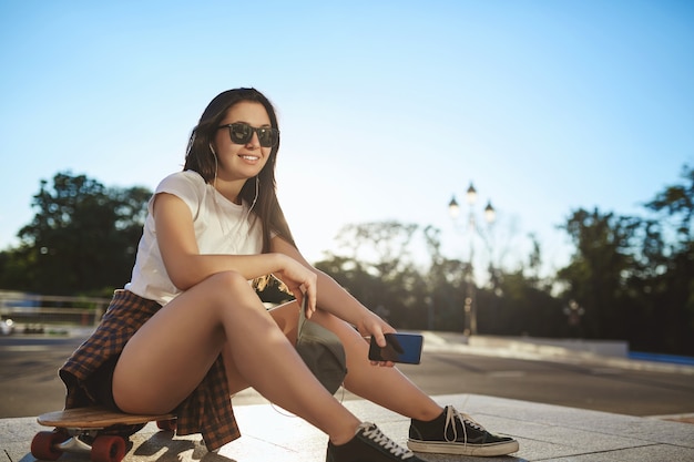 Jeunesse, skateboard et concept de sport féminin.