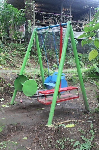 jeux de balançoire pour enfants sur le terrain de jeu