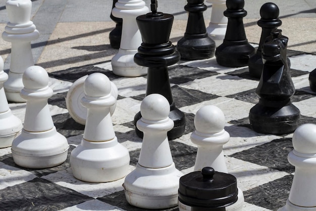 Jeux d'échecs géants dans la rue avec de grosses pièces