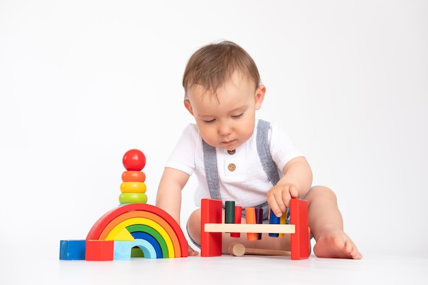 Jeux éducatifs pour bébés Jeux pour enfants Jeux en bois colorés sur fond blanc Jeux Montessori éducatifs pour enfants