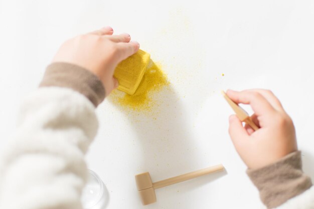 Jeux éducatifs pour enfants Un petit garçon joue dans des fouilles archéologiques