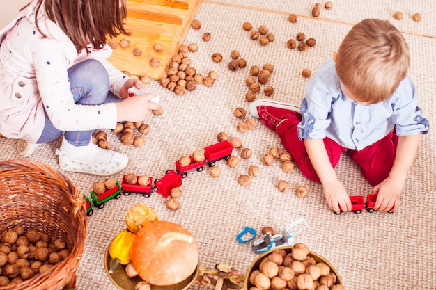 Jeux avec des matériaux naturels