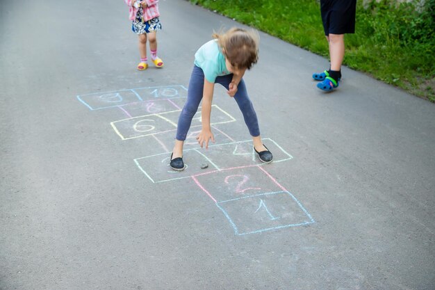 Jeux pour enfants de la rue dans les classiques Mise au point sélective