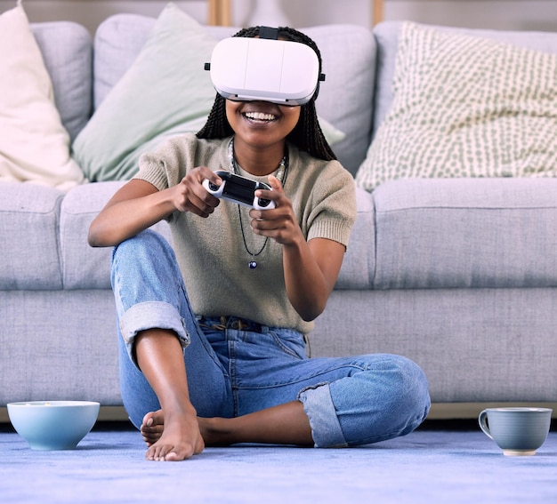 Jeux vidéo femme noire et casque de réalité virtuelle à l'étage de la maison pour les jeux en ligne et se détendre Gamer avec console pour métavers esports et cyber ou monde numérique 3d avec technologie futuriste