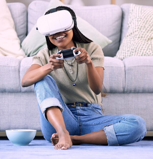 Jeux vidéo de femme noire et jeux de réalité virtuelle à la maison pour métaverse ar et ux Gamer personne avec console et casque vr pour cyber ou monde numérique 3d en streaming avec technologie futuriste