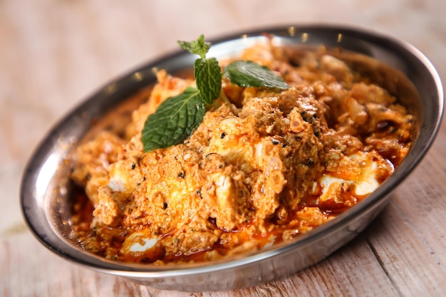 Jibna Murabella servi dans un plat isolé sur fond haut de mezza froide de nourriture arabe