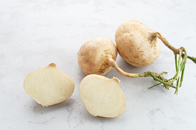 Jicama frais ou tubercules blancs de bengkoang qui peuvent être consommés en salade ou pour les masques isolés