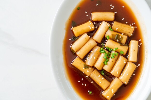 Jjajang Tteokbokki épicé ou gâteau de riz coréen dans une sauce épicée aux haricots noirs style coréen