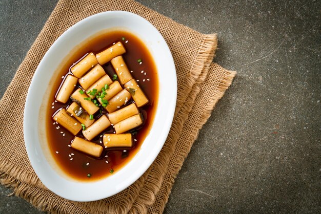 Jjajang Tteokbokki épicé ou gâteau de riz coréen dans une sauce épicée aux haricots noirs - style de cuisine coréenne