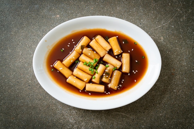 Jjajang Tteokbokki épicé ou gâteau de riz coréen dans une sauce épicée aux haricots noirs