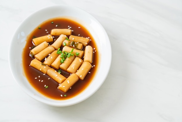 Jjajang Tteokbokki épicé ou gâteau de riz coréen dans une sauce épicée aux haricots noirs