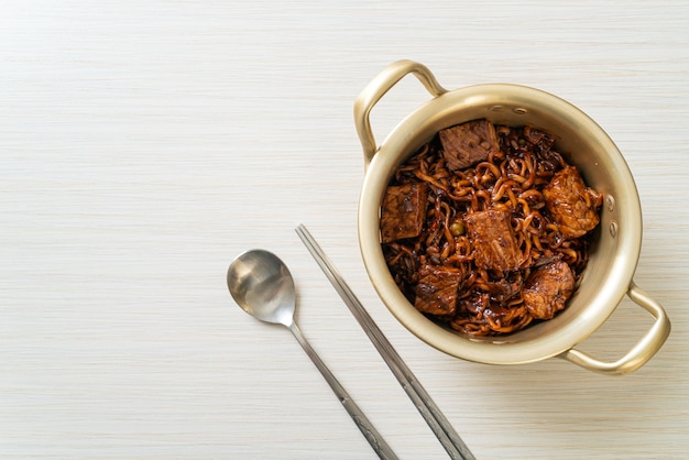 Jjapaguri ou Chapaguri, nouilles épicées aux haricots noirs coréens au boeuf - style de cuisine coréenne