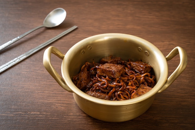 Jjapaguri ou Chapaguri, nouilles épicées aux haricots noirs coréens avec du bœuf - style de cuisine coréenne