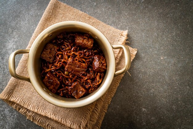 Jjapaguri ou Chapaguri, nouilles épicées aux haricots noirs coréens avec du bœuf - style de cuisine coréenne